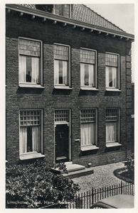 11389 Gezicht op de voorgevel van de N.H. pastorie te Linschoten. N.B. De gemeente Linschoten is per 1 januari 1989 bij ...